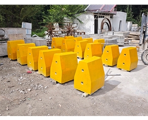 黃黑水泥隔離墩